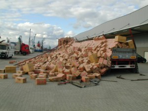 Verkehrshaftung. Vom LKW gefallene Kartons